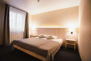 Отель Sribni Leleky Hotel & Spa Луцк Улучшенный двухместный номер с 1 кроватью и балконом-1