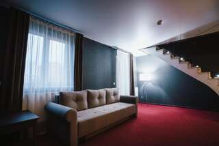 Отель Sribni Leleky Hotel & Spa Луцк Люкс с 1 спальней с кроватью размера "king-size" и диваном-кроватью-5